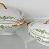 Een 66-delig porseleinen servies, Limoges France, A. Lanternier & Co.Bestaande uit 21 platte borden, 7 diepe borden, 13 dessertborden, 3 terrines, 2 sauskommen, 1 grote kom, 9 schalen/schaaltjes en een gebakschaal op voet.