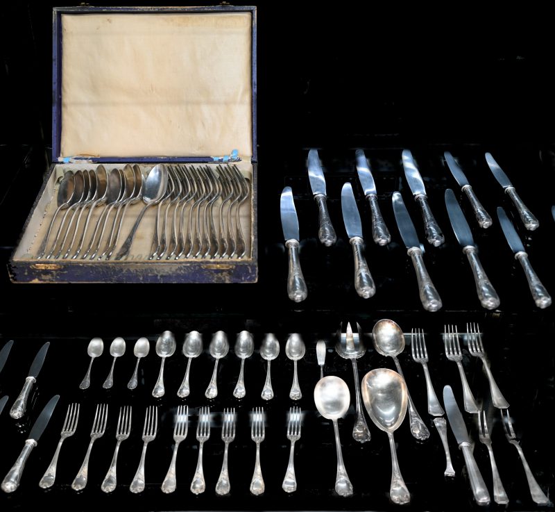 Een lot verzilverd bestek van Christofle. Bestaande uit 7 tafelmessen, 11 tafelvorken, 10 tafellepels, 4 dessertmessen, 9 dessertvorken, 6 dessertlepels, 3 koffielepels en 5 stuks serveerbestek. Een casette met 10 lepels en 11 vorken. Toegevoegd 7 stuks ander Christofle bestek.