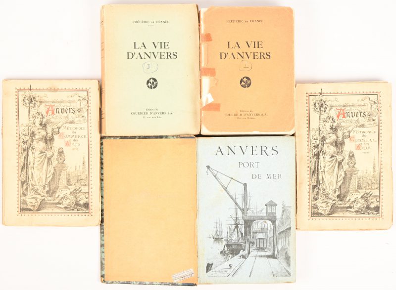 Een lot van vijf franstalige boeken met Antwerpen als onderwerp. ‘Anvers port de mer’, E. Guyot, 1885. ‘Anvers, metropole du commerce et des arts’, deel 1 & 2, 1886. ‘La vie d’Anvers, Frédéric de France, deel 1 & 2, 1960.
