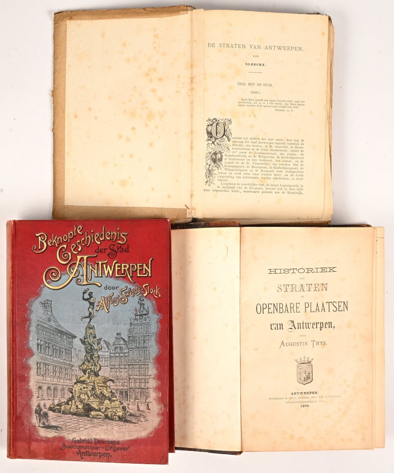 Een lot van drie boeken met Antwerpen als onderwerp. ‘Historiek der straten en openbare plaatsen van Antwerpen’, door Augustin Thys, 1879. ‘Beknopte geschiedenis der stad Antwerpen’, door Alfons Swerts-Slock, 1898. ‘De straten van Antwerpen’, door Sleeckx, 1921.