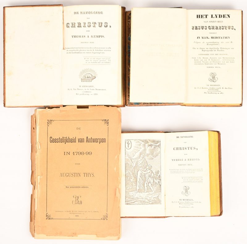 Een lot van vier 19e eeuwse boeken met een religieus thema. ‘De geestelijkheid van Antwerpen in 1798-99’, door Augustin Thys, 1894. ‘Het lyden van onzen heer Jesus christus’, door J. G. Huleu, derden druk, 1827. ‘De navolging van christus’, door Thomas A. Kempis, 1831 en 1833.