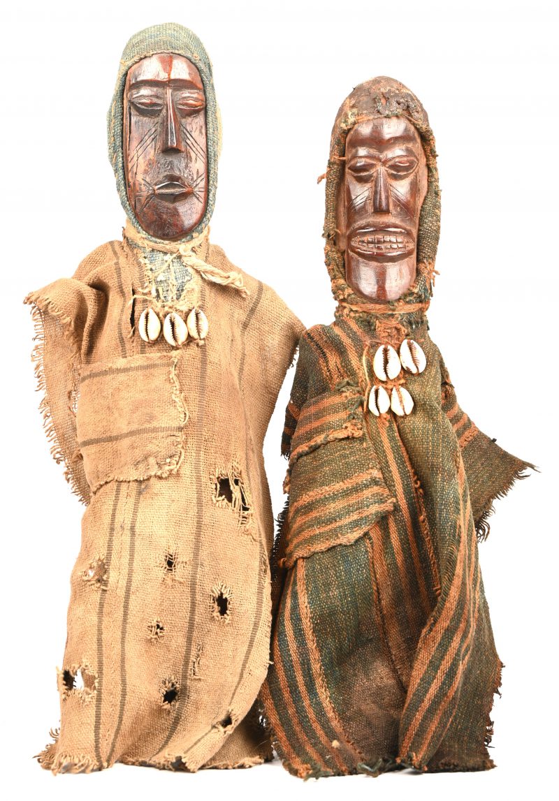 Een lot van twee gesculpteerd houten Bobo Fing-beelden uit Burkino Faso.