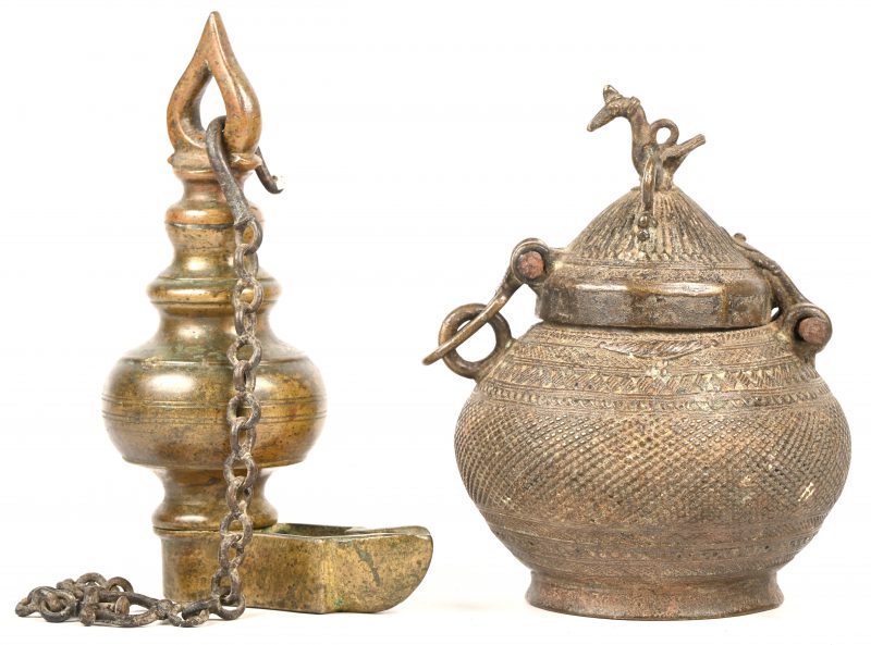 Een Indisch lot bestaande uit een bronzen Kondh-pot met slot uit Orissa en een messing olielamp met ketting.
