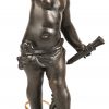 Een paar tafellampen gevormd als putti’s die een fakkel dragen. Zamak met beige stoffen lampenkap.
