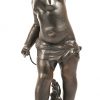 Een paar tafellampen gevormd als putti’s die een fakkel dragen. Zamak met beige stoffen lampenkap.