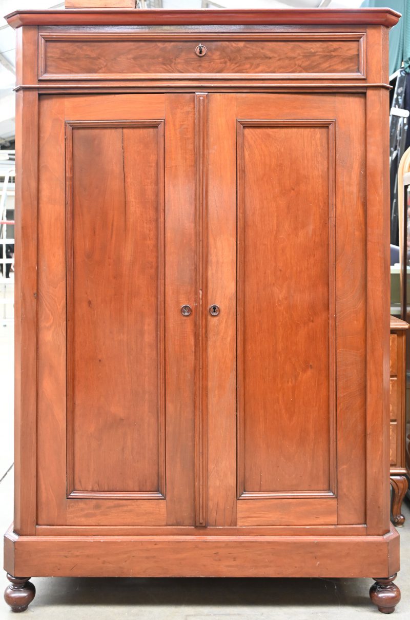 Een antieke massief houten meidenkast in Louis-Philippe-stijl, 2 deuren, 1 lade.