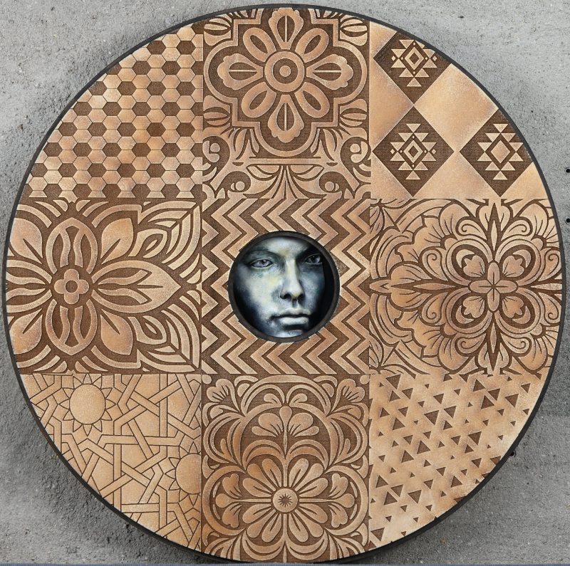‘Assomando al infinito’, polychrome keramische sculptuur in een uitgefreesde en beschilderde omlijsting. Op de rug getekend; Arroyo. Met certificaat.