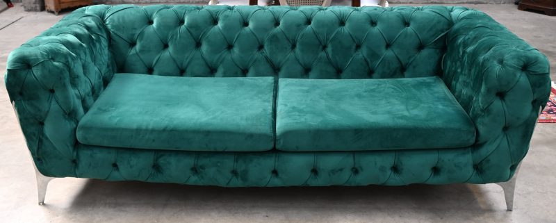 3-zit Chesterfield stijl zetel met groene fluwelen bekleding. Op verchroomde stalen poten. Breuk in het frame/te repareren.