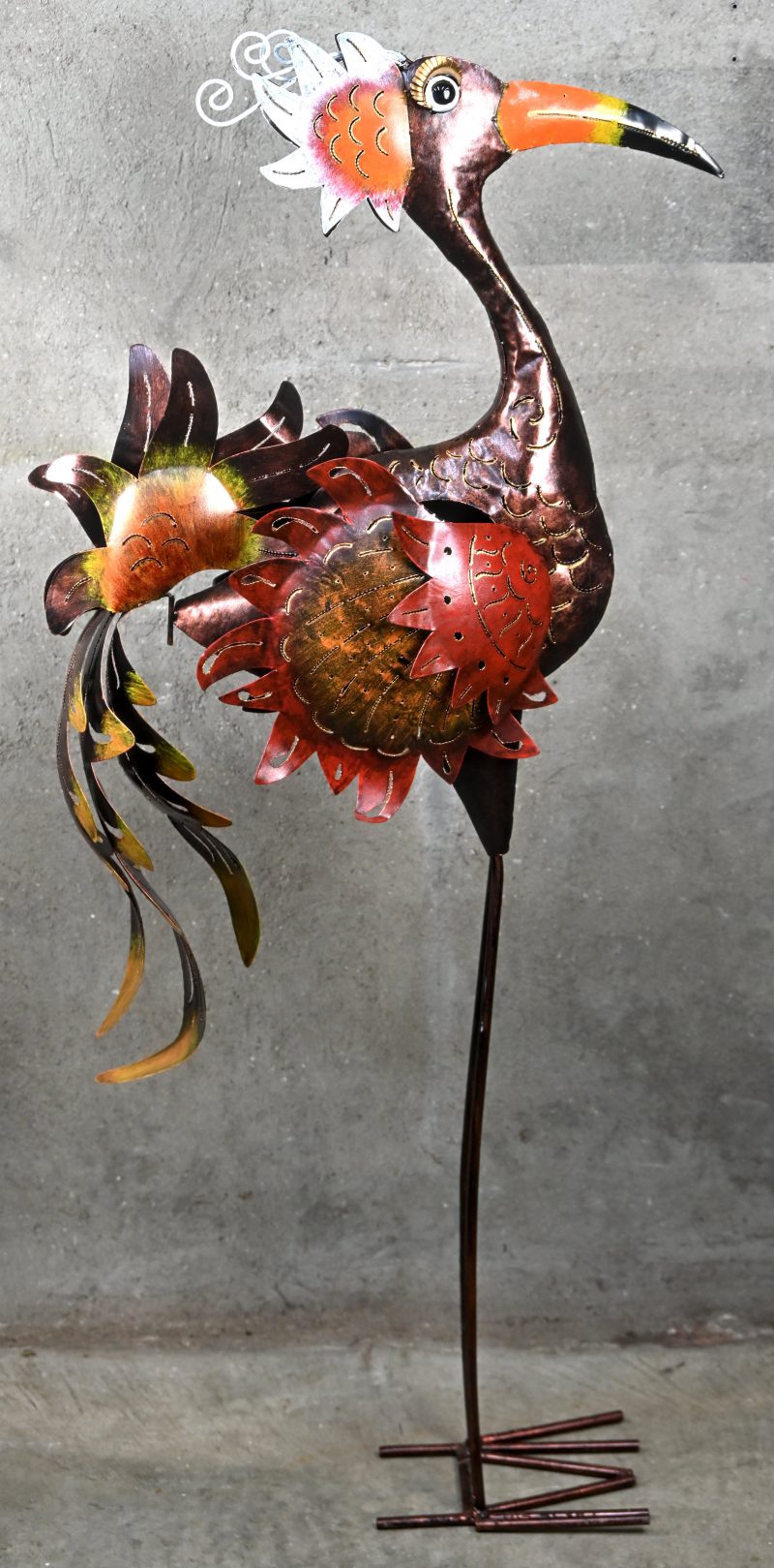 Een meerkleurige, decoratieve metalen vogel.