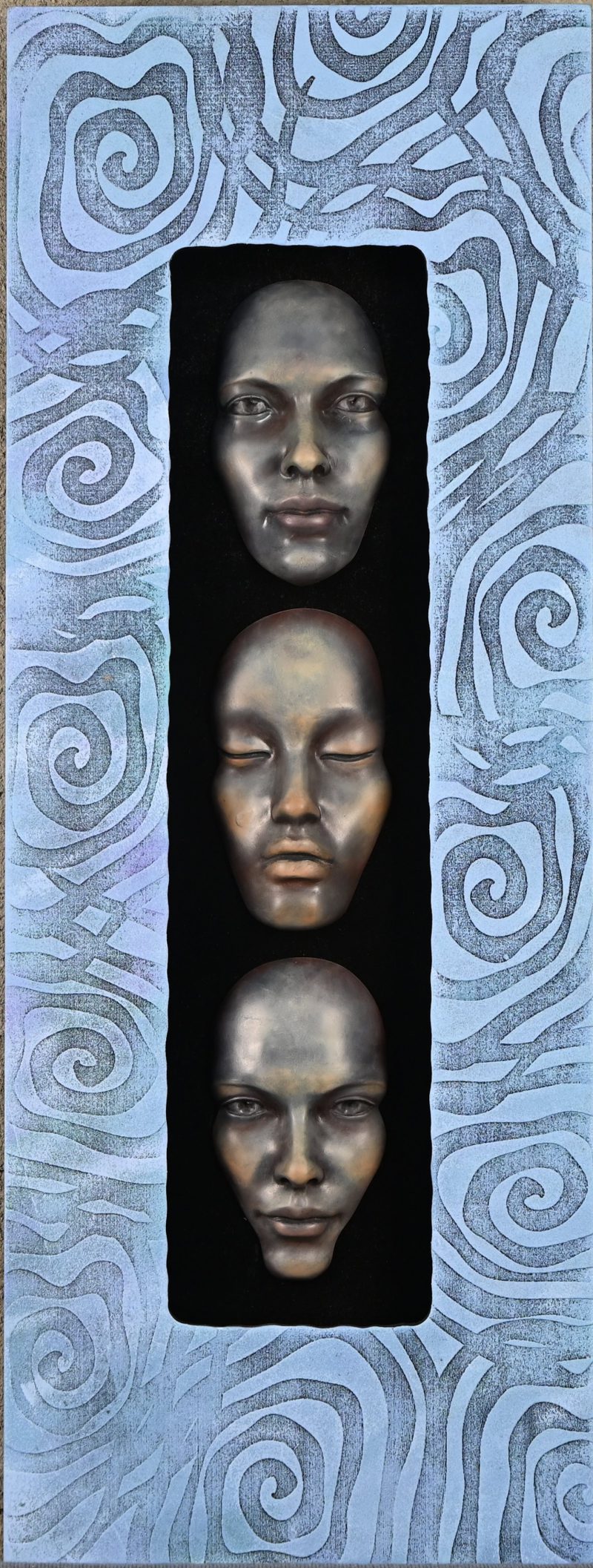Polychrome keramische sculptuur in een uitgefreesde en beschilderde omlijsting. Op de rug getekend; Arroyo. Met certificaat.