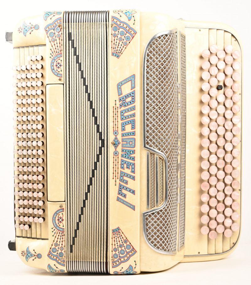 Een vintage accordeon van het merk Cruccianelli in zijn originele koffer, 1 knop manco.
