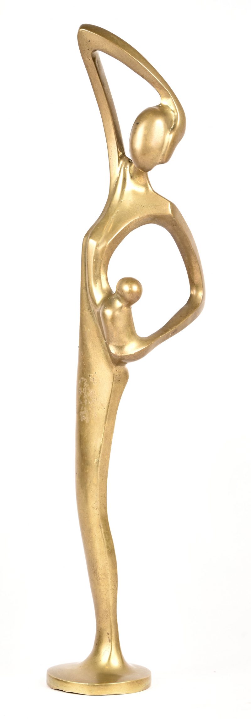 ‘Moeder met kind’, een gestileerd bronzen beeldje. Niet getekend.