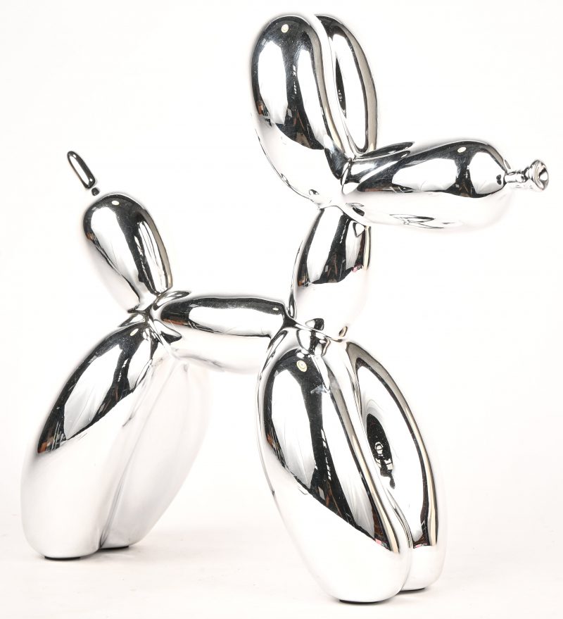 ‘Balloon Dog’, een zilverkleurig beeldje van koud gegoten hars. Formaat L. Met een certificaat van Editions Studio, naar het werk van Jeff Koons. Nr. 118 uit een oplage van 999 exemplaren. Onderaan genummerd, zonder originele doos.