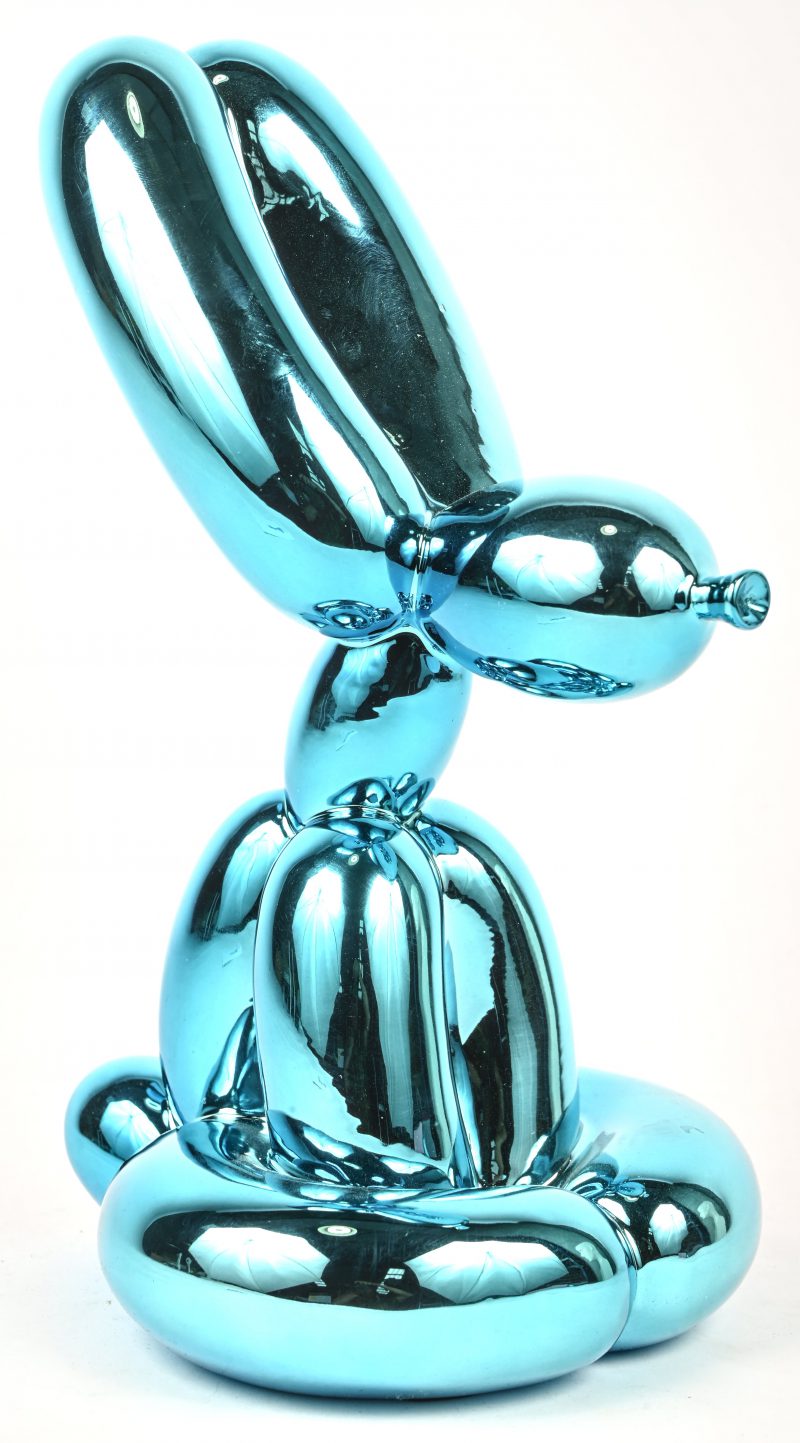 ‘Ballon Rabbit’, een glanzend blauw beeldje van koud gegoten hars. Formaat L. Met een certificaat van Editions Studio, naar het werk van Jeff Koons. Nr. 237 uit een oplage van 999 exemplaren. Onderaan genummerd, in originele doos.