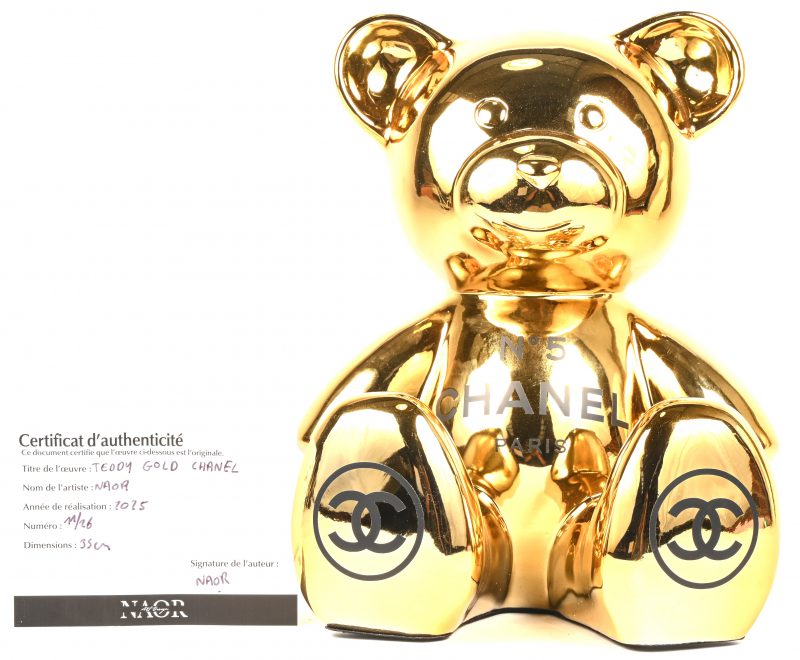‘Teddy Gold Chanel’. Een goudkleurig beeldje van een beer met het logo van het parfum Nr. 5 Chanel. Nr. 11 uit een oplage van 26 exemplaren. Met certificaat en originele doos. Getekend en genummerd.
