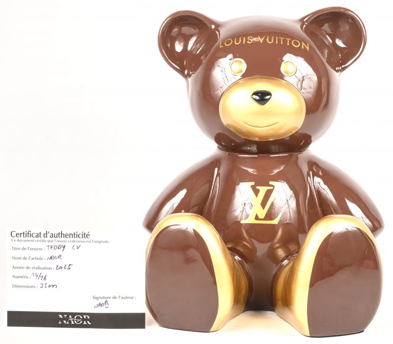 ‘Teddy LV’. Een beeldje van een beer in bruin met goud. Met het logo van Louis Vuitton. Nr. 14 uit een oplage van 26 exemplaren. Met certificaat en originele doos. Getekend en genummerd.