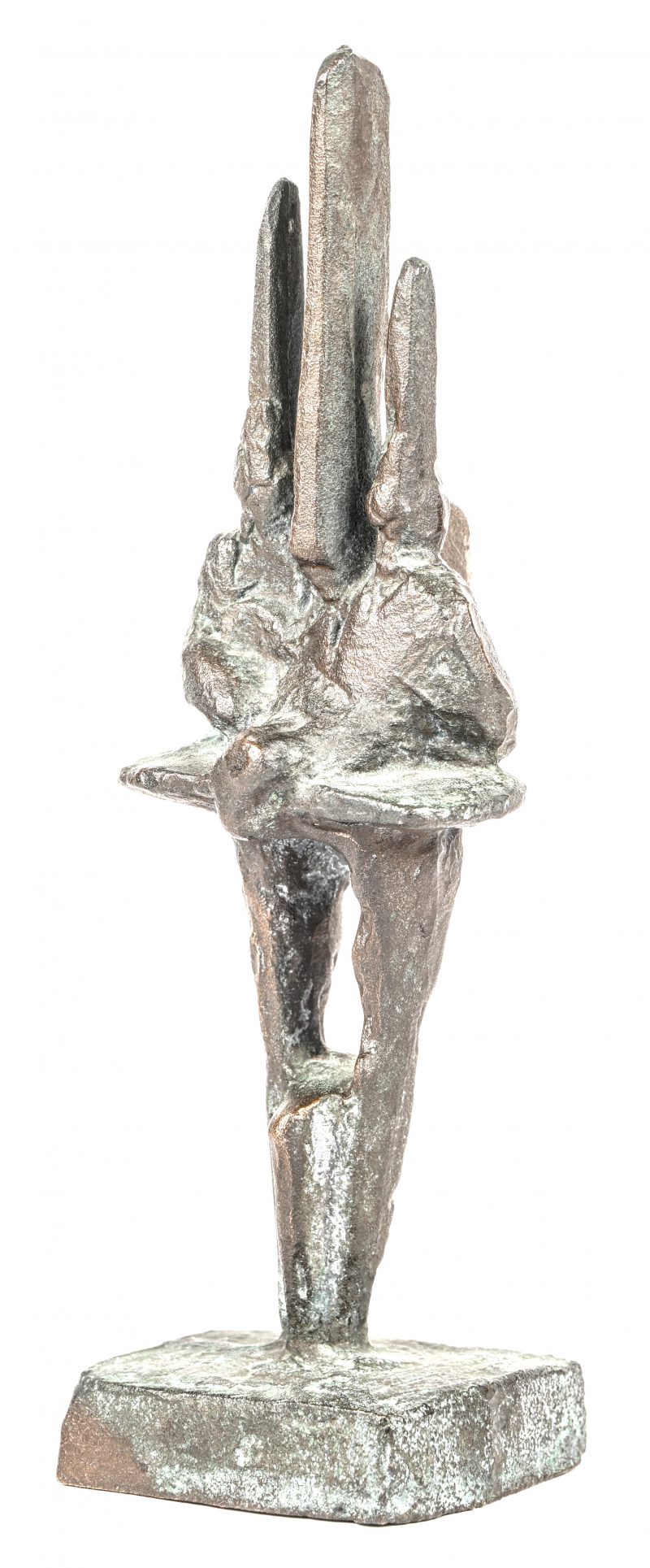 Een bronzen beeldje, toegeschreven aan Ton Jacobs. Onderaan gemerkt.