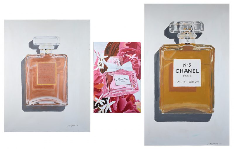 Een lot van drie schilderijen met parfum als thema, acryl op doek, getekend; Mhara M. Tesiorna. Verschillende afmetingen van, 90/60 tot 150/90 cm. Met certificaat.