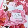 Een lot van drie schilderijen met parfum als thema, acryl op doek, getekend; Mhara M. Tesiorna. Verschillende afmetingen van, 90/60 tot 150/90 cm. Met certificaat.