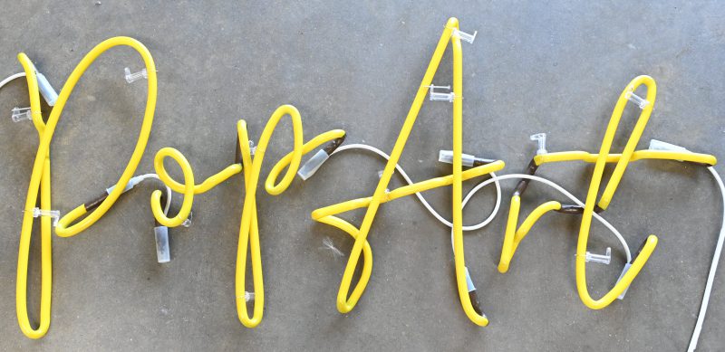 ‘Pop Art’. Een gepersonaliseerde neon-verlichting voor wandbevestiging, in vier delen. Met bekabeling en ballast.