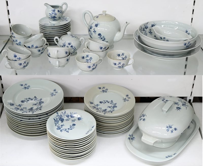 Een 69-delig porseleinen servies voor 12 personen, Limoges model St Mathieu, bestaande uit 12 platte borden, 12 diepe borden, 12 dessertborden, 12 ondertassen, 12 tassen, 1 koffiekan, 1 suikerpotje, 1 melkkannetje, 1 terrine op schaal, 1 sauskom, 2 schalen en 1 grote kom. Enkele chips.