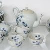 Een 69-delig porseleinen servies voor 12 personen, Limoges model St Mathieu, bestaande uit 12 platte borden, 12 diepe borden, 12 dessertborden, 12 ondertassen, 12 tassen, 1 koffiekan, 1 suikerpotje, 1 melkkannetje, 1 terrine op schaal, 1 sauskom, 2 schalen en 1 grote kom. Enkele chips.