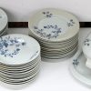 Een 69-delig porseleinen servies voor 12 personen, Limoges model St Mathieu, bestaande uit 12 platte borden, 12 diepe borden, 12 dessertborden, 12 ondertassen, 12 tassen, 1 koffiekan, 1 suikerpotje, 1 melkkannetje, 1 terrine op schaal, 1 sauskom, 2 schalen en 1 grote kom. Enkele chips.