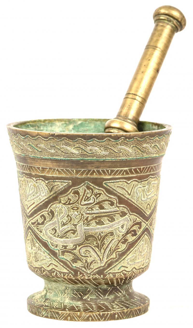 Een bronzen vijzel met stamper, Arabische opschriften.