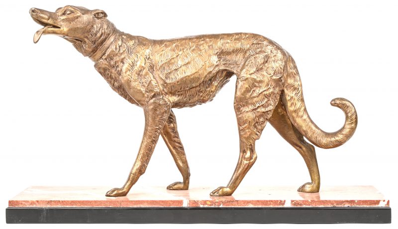 Een bronzen hond op marmeren sokkel, niet gesigneerd.