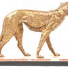 Een bronzen hond op marmeren sokkel, niet gesigneerd.