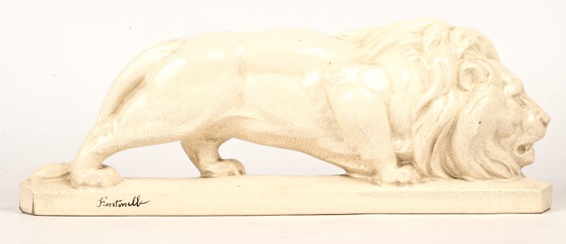 Een sluipende leeuw, geglazuurd aardewerk, craquelé, gemerkt Fontinelle. Art-deco.
