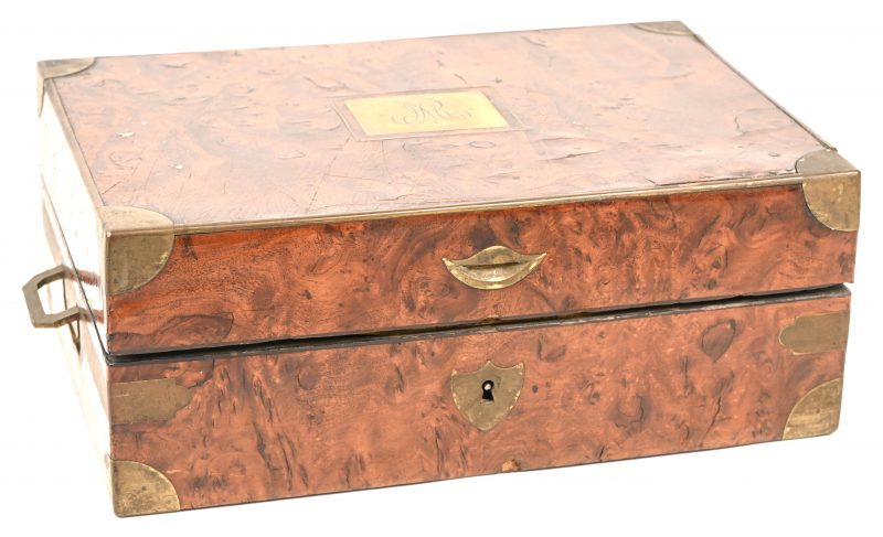 Een antiek houten kistje met wortelfineer en koperen delen, draagt initialen MR.