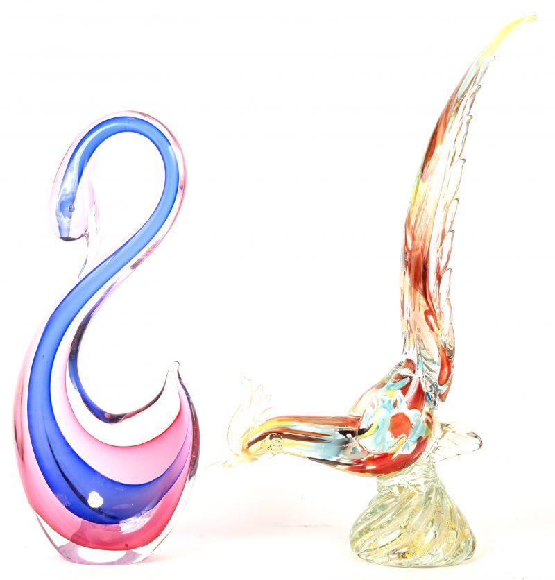 Twee Muranoglas vogels, een blauw en roze zwaan met merksticker en een meerkleurige roadrunner waarvan de snavel gelijmd.