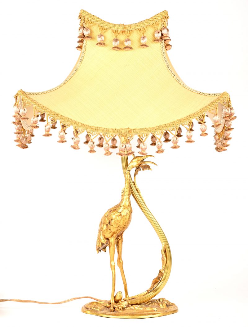 Een vintage Chinoiserie tafellamp, verguld messing voet voorstellend een kraanvogel.