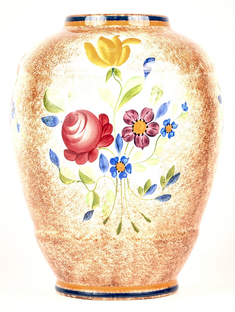Een geglazuurd keramische vaas met floraal decor, gemerkt Keramis, decornummer 2740.