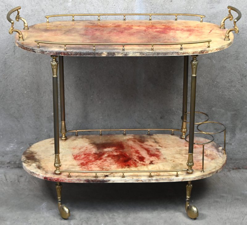 Een midcentury-modern bar-cart door Aldo Tura, Milano, Italy in gelakt geitenleder en verguld metaal.