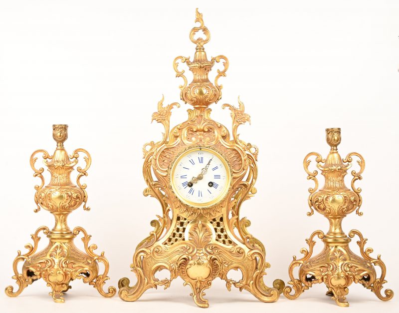 Een verguld metalen klokstel in Rococo stijl, niet gemerkt.