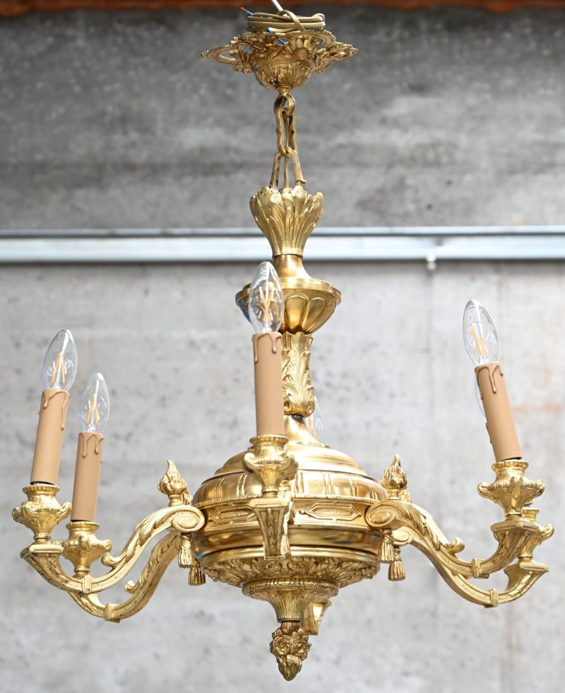Een verguld bronzen luchter met 6 armen.
