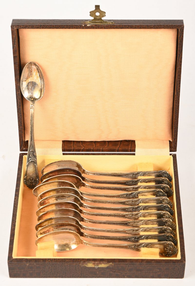 Een set van 12 zilveren koffielepels, gemerkt DB 800, in cassette. Totaal 240 gram.