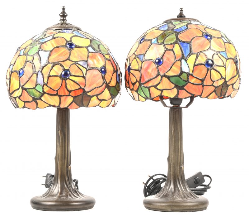 Een set van 2 tiffany-stijl lampen met veelkleurige florale glas in lood kap.