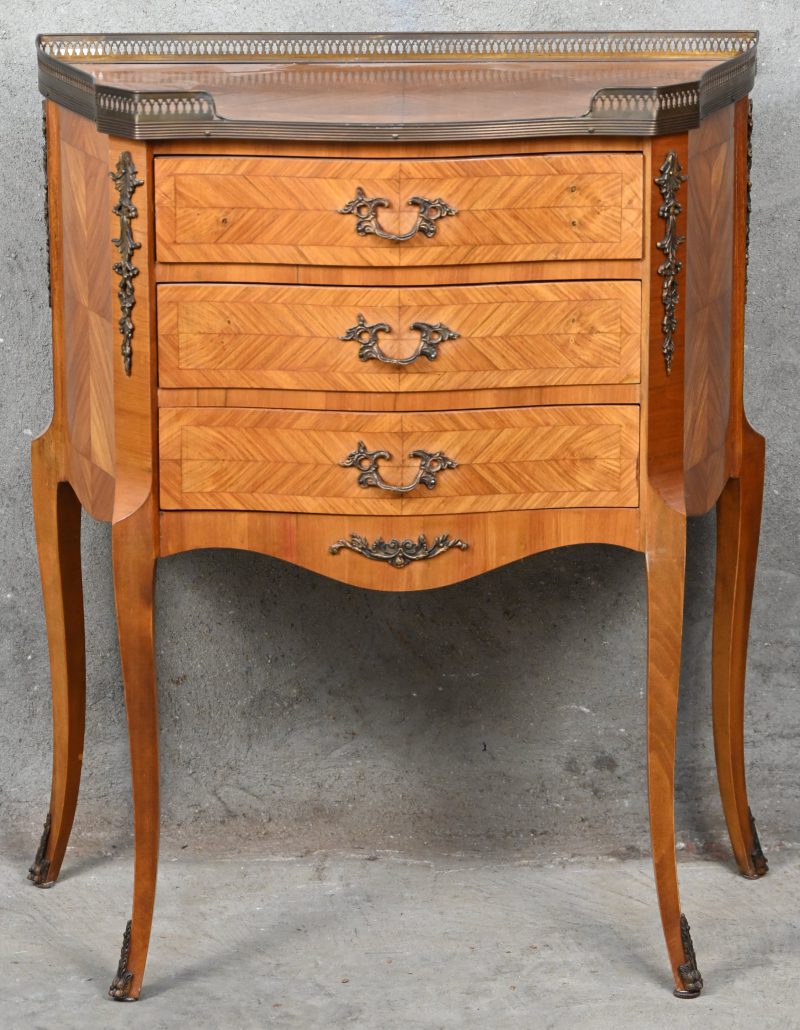 Een marquetterie bijzetmeubeltje met 3 laden in Louis-XV stijl.