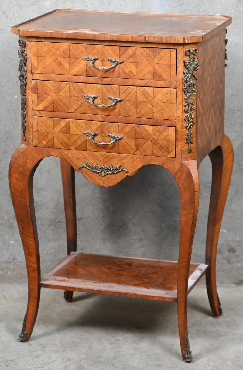 Een marquetterie bijzetmeubeltje met 3 laden in Louis-XV stijl.