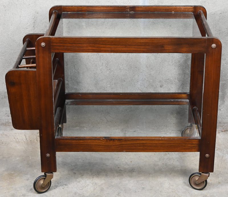 Een vintage bar-cart, hout en glas, circa 1950.