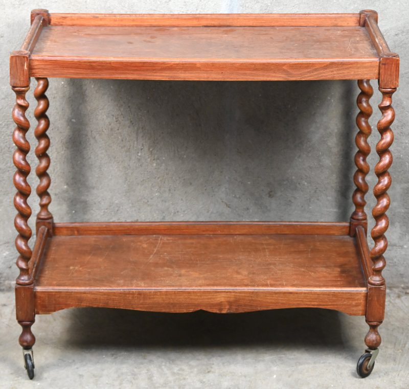 Een houten bar-cart met getorste poten.