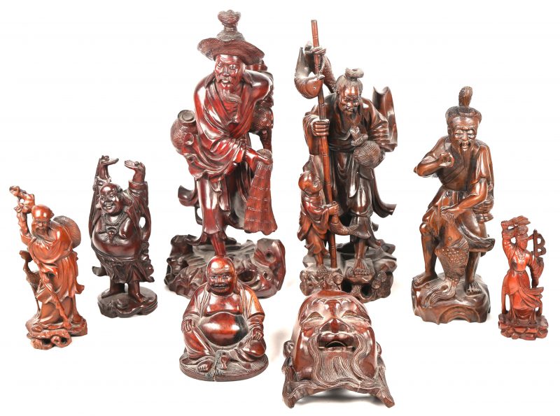 Een lot van 8 Aziatische massief houten gesculpteerde beelden.