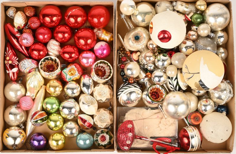 Een groot gevarieerd lot oude glazen kerstballen en 2 pieken.