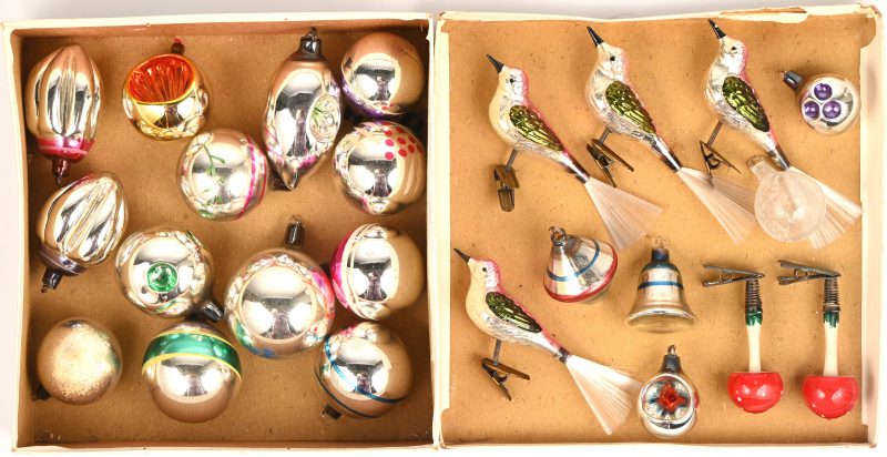 Een lot van 18 vintage glazen kerstballen, gefabriceerd door Ajeko in Hemiksem (1947-1952). Toegevoegd (niet Ajeko) 4 vogeltjes en 2 padestoelen op knijper.
