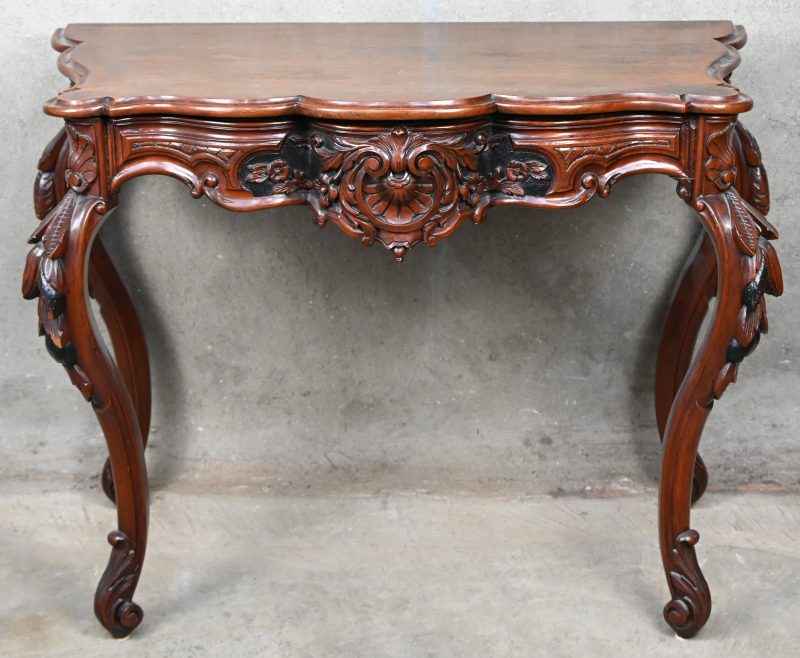 Een massief houten consoletafel met gesculpteerde poten.