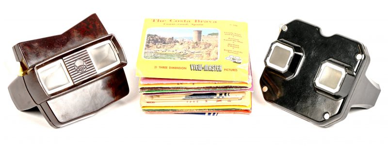 Een lot View-master bestaande uit 2 bakelieten kijkers en een lot reels.
