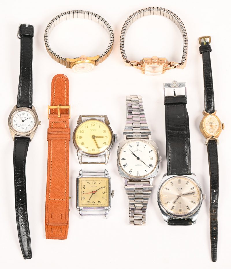 Een lot van 8 vintage horloges, 4 dameshorloges: 2 x Fero, een Pontiac en een Onsa, 4 herenhorloges: een Viris, een Sperina, een Ray en een Mutrix.